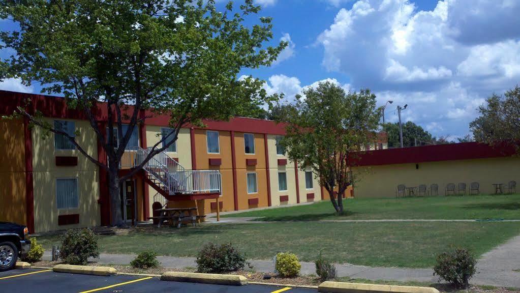Country Garden & Suites-Benton Exterior photo